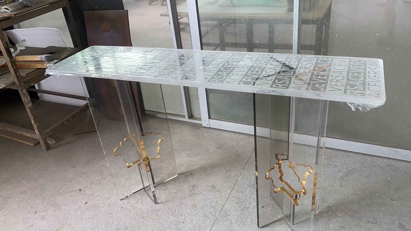 客户定制：亚克力丝印与金色浮雕雕花玄关桌实拍