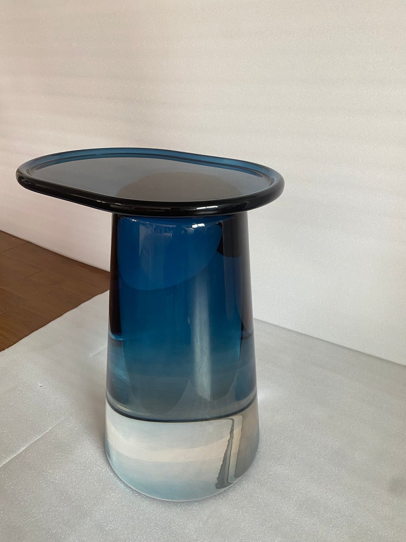 深蓝渐变透明亚克力异形边几