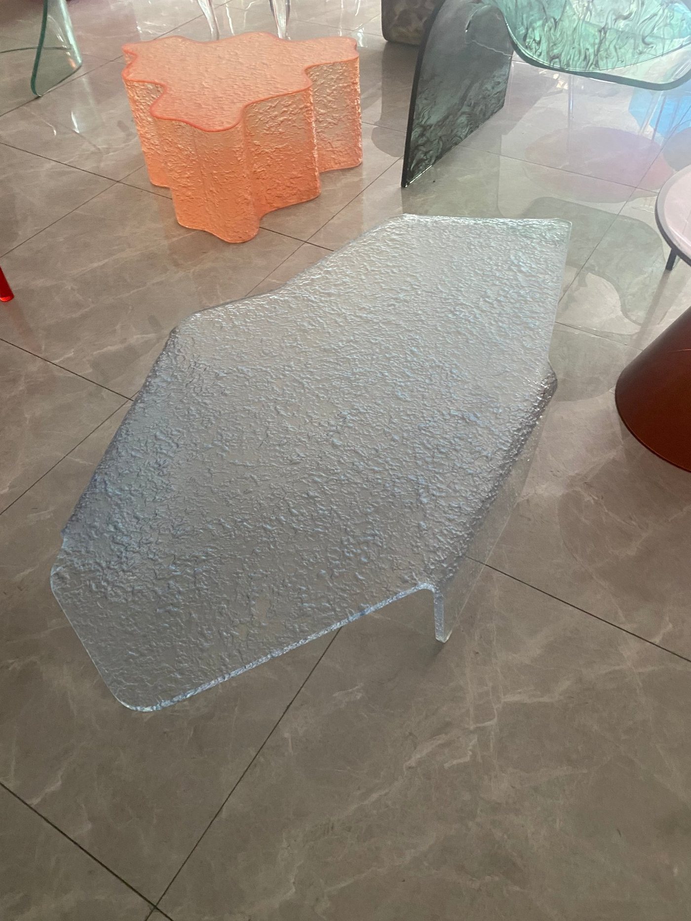 碎冰纹异形亚克力茶几与橙色星形几